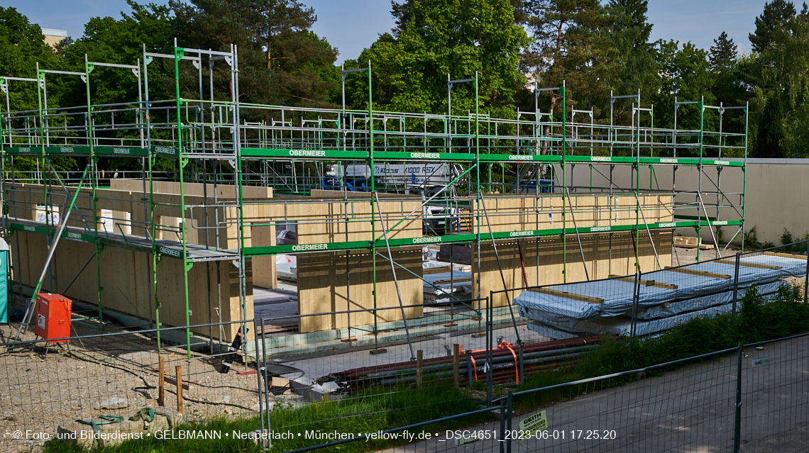 01.06.2023 - Neue Holzwände für das Haus für Kinder in Neuperlach in München